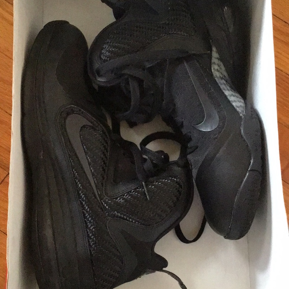 Excellent Condition Stealth Lebron 9